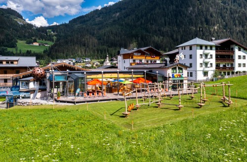 Gro%uFFFDer Spielplatz vor dem Restaurant